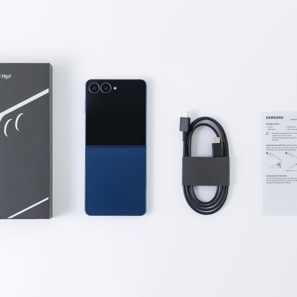 Samsung Galaxy Z Flip in Midnight Black and Deep Blue